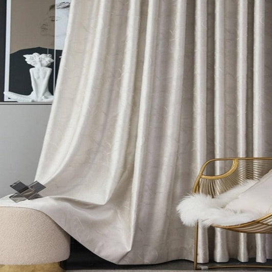 Rideaux élégants couleur ivoire pour une décoration intérieure moderne et raffinée. Idéal pour ajouter une touche de luxueux dans votre salon ou chambre à coucher. Inclut une chaise design et un coussin moelleux en fourrure synthétique pour compléter l'ambiance. Parfait pour créer un espace chic et accueillant.