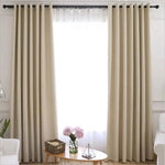 Rideaux élégants et modernes pour salon, couleur beige, offrant une touche contemporaine et chaleureuse à votre intérieur. Parfait pour ajuster la lumière naturelle tout en apportant une ambiance accueillante et sophistiquée à votre espace de vie. Idéal pour décorer avec style et raffinement.