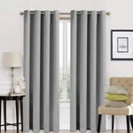 Rideau occultant gris moderne pour salon avec œillets. Ce modèle élégant s'intègre parfaitement dans un intérieur contemporain, offrant à la fois intimité et contrôle de la lumière. Idéal pour la décoration de fenêtres, ce rideau ajoute une touche de sophistication à votre maison. Facile à installer et entretenir, design tendance.