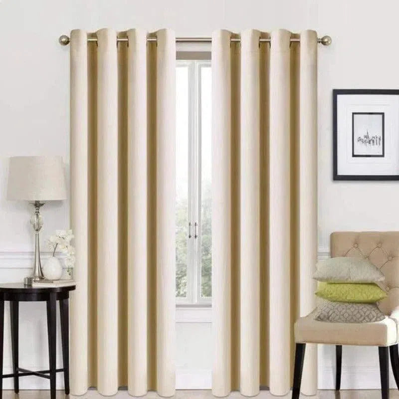 Rideau occultant beige moderne pour salon ou chambre. Ce panneau en tissu de haute qualité assure une isolation thermique optimale tout en ajoutant une touche élégante à la décoration intérieure. Idéal pour bloquer la lumière et améliorer l'intimité dans votre maison. Disponible avec des œillets métalliques pour une installation facile.