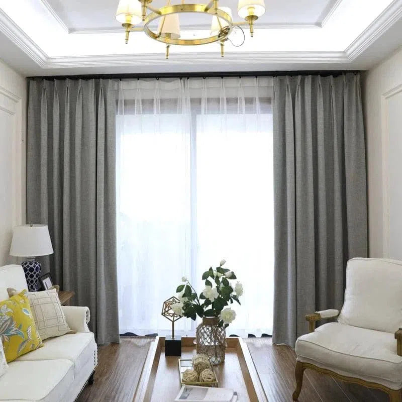 Rideaux opaques gris pour salon moderne, ajoutant une touche d'élégance et de sophistication à la décoration intérieure. Idéal pour créer une ambiance chaleureuse et intime, ces rideaux offrent un équilibre parfait entre style et fonctionnalité. Embellissez votre espace de vie tout en contrôlant la lumière naturelle avec ces rideaux élégants et tendance.