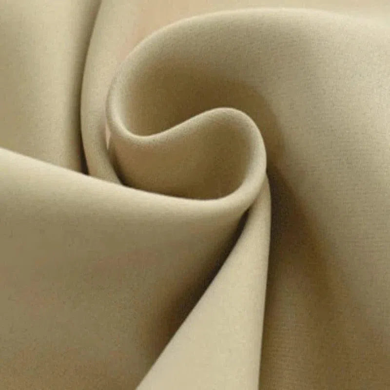 Tissu beige drapé, style élégant et texture douce, idéal pour la décoration intérieure et la confection de vêtements tendance. Finition soignée pour un design moderne et raffiné, parfait pour ajouter une touche chic à votre espace ou votre garde-robe.