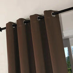 Rideau marron moderne avec œillets métalliques fixé sur une tringle noire, idéal pour ajouter une touche élégante à votre intérieur. Convient parfaitement aux salons, chambres ou espaces professionnels, offrant un mélange d'intimité et de style.