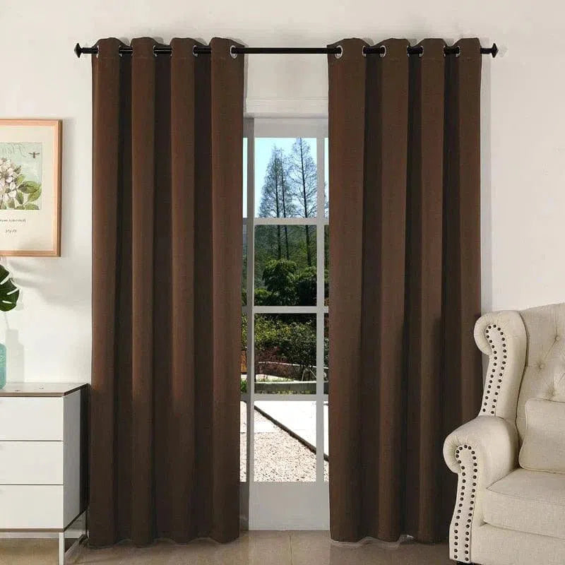 Rideaux opaques marron pour salon, suspendus à une tringle au-dessus d'une porte-fenêtre, apportant une touche élégante et moderne à la décoration intérieure. Parfait pour contrôler la lumière et préserver l'intimité, tout en ajoutant une note chaleureuse et accueillante à votre espace de vie.
