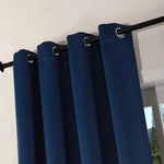Rideau bleu élégant avec œillets pour tringle, idéal pour salon ou chambre. Offre une touche moderne et chic à votre intérieur tout en assurant une bonne occultation. Facile à installer, il s'adapte à différentes fenêtres et s'harmonise avec divers styles de décoration. Solution parfaite pour embellir votre espace tout en préservant l'intimité.