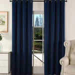 Rideaux opaques bleu marine, idéaux pour chambre ou salon, incorporés dans un décor intérieur élégant. Design moderne et chic, parfait pour bloquer la lumière et ajouter une touche de style à votre espace. Disponible en plusieurs tailles.