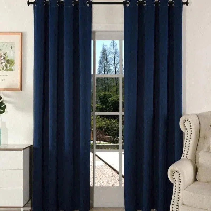Rideaux opaques bleu marine, idéaux pour chambre ou salon, incorporés dans un décor intérieur élégant. Design moderne et chic, parfait pour bloquer la lumière et ajouter une touche de style à votre espace. Disponible en plusieurs tailles.