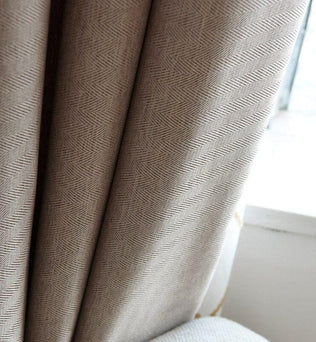 Rideau beige texturé à motifs en chevron, idéal pour une décoration intérieure élégante et moderne. Ce rideau ajoute une touche de sophistication à votre salon ou chambre, tout en offrant une luminosité douce grâce à sa conception subtile. Parfait pour créer une ambiance chaleureuse et accueillante dans n'importe quelle pièce de la maison.