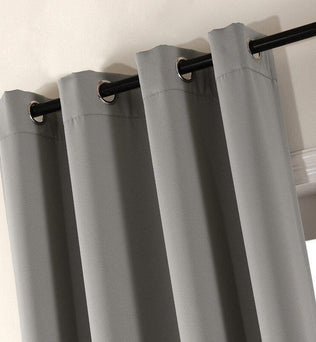 Rideau gris avec œillets noirs, idéal pour décorer un salon moderne. Ce rideau offre une solution élégante pour contrôler la luminosité et préserver l'intimité. Facile à installer sur une tringle, il s'intègre parfaitement à tout type d'intérieur. Accessoire indispensable pour un aménagement contemporain et chaleureux.