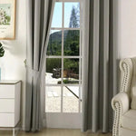 Rideaux élégants gris pour salon moderne, offrant une parfaite combinaison de style et de fonctionnalité. Ils encadrent une porte-fenêtre, laissant entrevoir un jardin verdoyant. Idéal pour ajouter une touche sophistiquée à votre décoration intérieure tout en améliorant l'intimité de votre pièce.