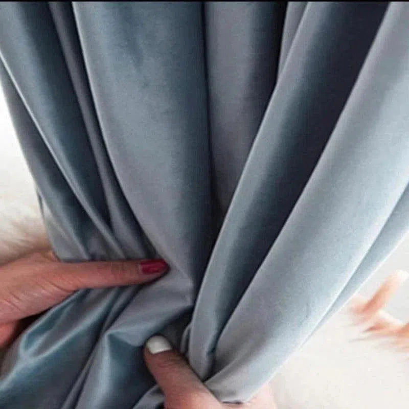 Rideau élégant de couleur bleu-gris, idéal pour ajouter une touche raffinée à votre intérieur. Facile à manipuler, il apportera une ambiance douce et apaisante à votre espace de vie. Parfait pour assortir avec une décoration moderne et chic.