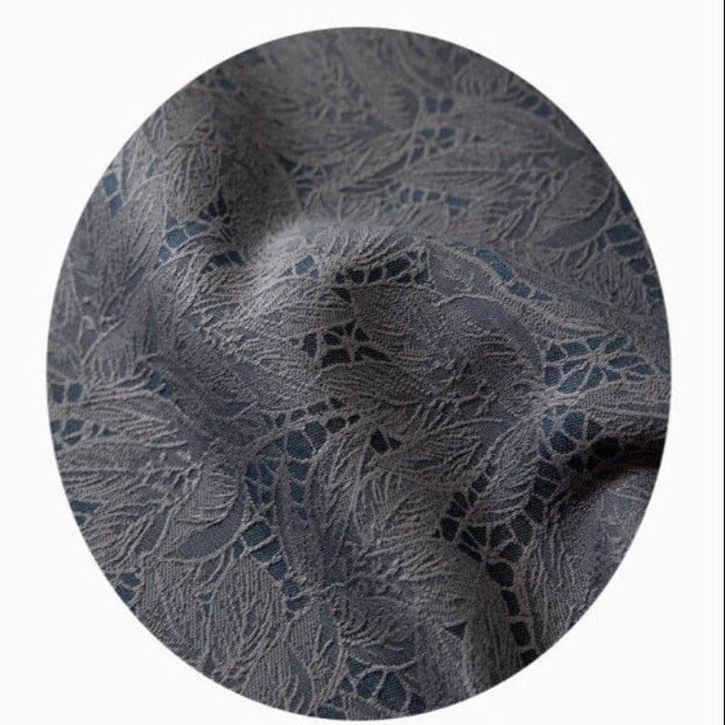 Voile de rideau en tissu gris avec motif floral délicat, idéal pour ajouter une touche élégante à votre intérieur. Ce rideau en matière douce offre une lumière tamisée, parfait pour les salons ou chambres modernes. Découvrez notre collection de rideaux décoratifs pour sublimer votre décoration intérieure.