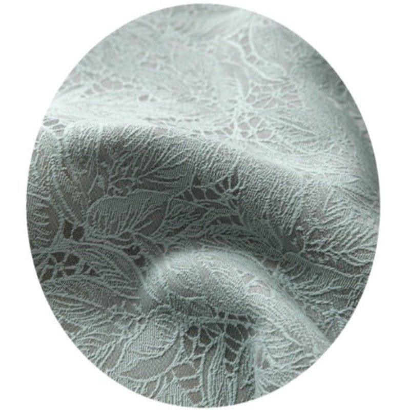 Rideau en tissu vert clair avec motif floral en relief, idéal pour ajouter une touche élégante et naturelle à votre intérieur. Le matériau est de haute qualité, garantissant durabilité et esthétisme. Parfait pour salon ou chambre, ce rideau assure une ambiance apaisante et contemporaine.