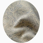 Voile de rideau en dentelle beige à motif floral, offrant une touche élégante et raffinée à tout intérieur. Parfait pour les salons, chambres ou espaces de vie, ce tissu léger assure une luminosité optimale tout en préservant l'intimité.