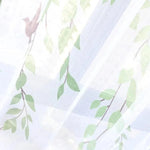 Voilage blanc avec motif de branches feuillues vertes, idéal pour créer une ambiance naturelle et lumineuse dans votre intérieur. Parfait pour une décoration élégante et apaisante, ce rideau ajoute une touche de fraîcheur printanière à vos fenêtres tout en préservant votre intimité. Polyvalent et esthétique, il convient à toutes les pièces de la maison.
