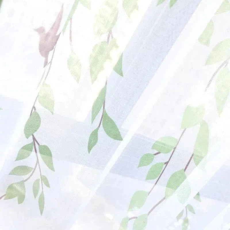 Voilage blanc avec motif de branches feuillues vertes, idéal pour créer une ambiance naturelle et lumineuse dans votre intérieur. Parfait pour une décoration élégante et apaisante, ce rideau ajoute une touche de fraîcheur printanière à vos fenêtres tout en préservant votre intimité. Polyvalent et esthétique, il convient à toutes les pièces de la maison.