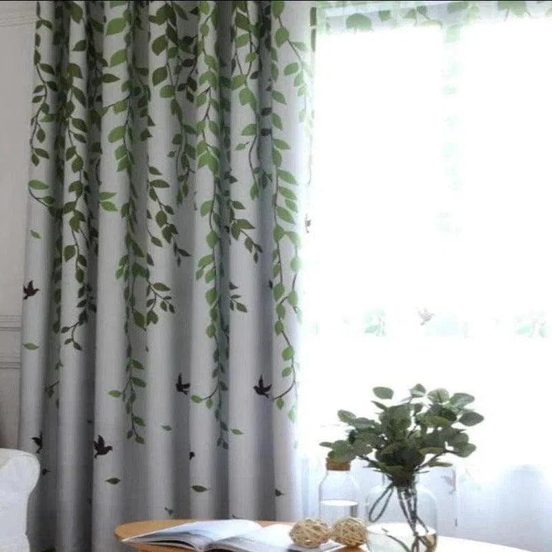 Rideaux élégants avec motif de feuilles vertes et d'oiseaux, parfaits pour décorer un salon ou une chambre. Ces rideaux apportent une touche naturelle et apaisante à n'importe quel espace grâce à leur design inspiré de la nature. Idéal pour créer une ambiance accueillante et rafraîchissante dans votre intérieur.