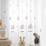 Voilage enfant décoratif avec motifs de lapins et fleurs, idéal pour ajouter une touche ludique et colorée à la chambre des petits. Ce rideau transparent illumine la pièce tout en apportant une ambiance joyeuse et accueillante. Parfait pour compléter la décoration d'une chambre d'enfant avec élégance et originalité.