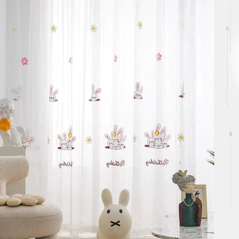 Voilage enfant décoratif avec motifs de lapins et fleurs, idéal pour ajouter une touche ludique et colorée à la chambre des petits. Ce rideau transparent illumine la pièce tout en apportant une ambiance joyeuse et accueillante. Parfait pour compléter la décoration d'une chambre d'enfant avec élégance et originalité.