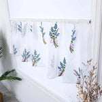 Rideau de cuisine brodé de motifs floraux colorés, idéal pour apporter une touche décorative printanière à votre intérieur. Ce voilage floral laisse passer la lumière tout en préservant votre intimité, parfait pour illuminer une cuisine ou une pièce de vie. Facile à installer, il s'intègre harmonieusement à divers styles de décoration d'intérieur.