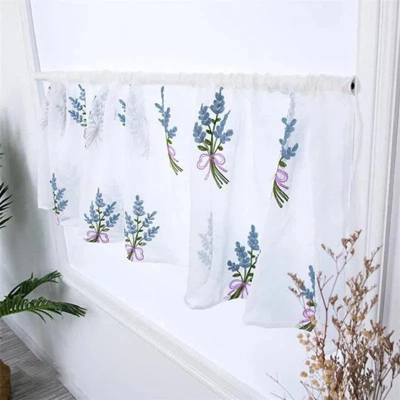 Rideau de cuisine brodé de motifs floraux colorés, idéal pour apporter une touche décorative printanière à votre intérieur. Ce voilage floral laisse passer la lumière tout en préservant votre intimité, parfait pour illuminer une cuisine ou une pièce de vie. Facile à installer, il s'intègre harmonieusement à divers styles de décoration d'intérieur.