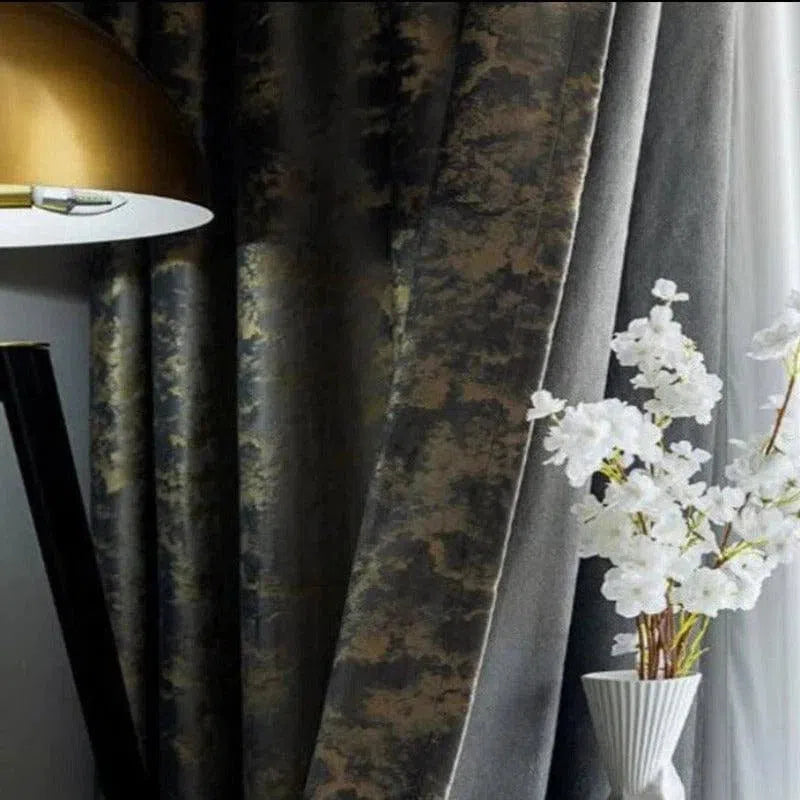 Rideau élégant avec design moderne, intégré dans une décoration intérieure chic. Orné de motifs subtils, ce rideau améliore l'ambiance de toute pièce. Accessoirisé avec une lampe contemporaine dorée à abat-jour et un vase contenant des fleurs blanches délicates, il s'intègre parfaitement dans un salon raffiné ou une chambre stylée. Idéal pour créer une atmosphère chaleureuse et accueillante.