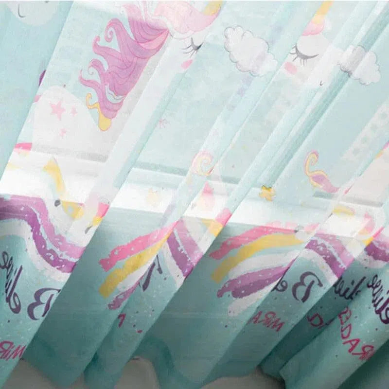 Rideau décoratif pour chambre d'enfant avec motif de licorne sur fond pastel, idéal pour ajouter une touche féerique et colorée à la décoration intérieure. Parfait pour créer une ambiance magique et douce dans l'espace de jeu ou de sommeil des enfants. Accessoire tendance pour personnaliser la décoration intérieure avec un thème enchanteur.