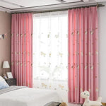 Rideaux pour chambre d'enfant avec motifs colorés et amusants, parfaits pour ajouter une touche ludique et chaleureuse à la décoration de la pièce. Les rideaux roses apportent une ambiance douce et lumineuse, idéale pour personnaliser l'espace de sommeil des petits.
