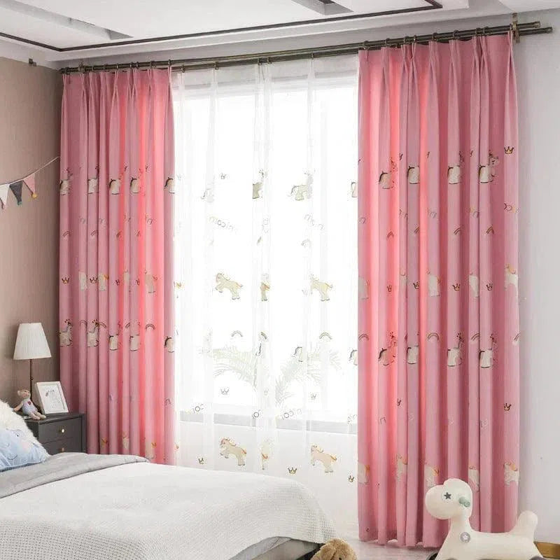 Rideaux pour chambre d'enfant avec motifs colorés et amusants, parfaits pour ajouter une touche ludique et chaleureuse à la décoration de la pièce. Les rideaux roses apportent une ambiance douce et lumineuse, idéale pour personnaliser l'espace de sommeil des petits.