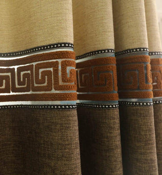 Rideaux élégants de style classique avec motif géométrique marron et beige. Parfait pour ajouter une touche sophistiquée et chaleureuse à votre intérieur. Conviennent aux salons modernes et traditionnels, idéaux pour une ambiance raffinée.