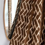 Rideau élégant avec motif géométrique marron et blanc, idéal pour ajouter une touche contemporaine à votre intérieur. Parfait pour la salle de séjour ou la chambre, ce rideau aux motifs angulaires s'adapte à divers styles de décoration, offrant à la fois intimité et esthétique moderne.