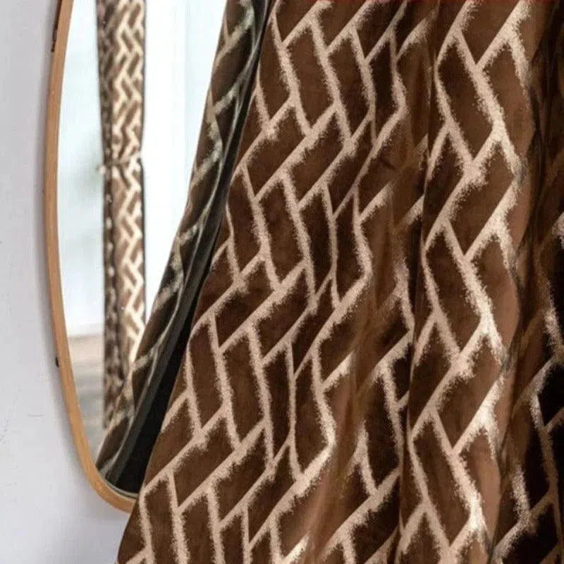 Rideau élégant avec motif géométrique marron et blanc, idéal pour ajouter une touche contemporaine à votre intérieur. Parfait pour la salle de séjour ou la chambre, ce rideau aux motifs angulaires s'adapte à divers styles de décoration, offrant à la fois intimité et esthétique moderne.