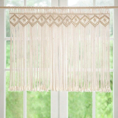 Rideau en macramé suspendu devant une fenêtre, idéal pour décorer votre intérieur avec une touche bohème. Parfait pour créer une ambiance chaleureuse et filtrer la lumière douce du soleil. Accessoire de décoration tendance pour toutes les pièces de la maison.
