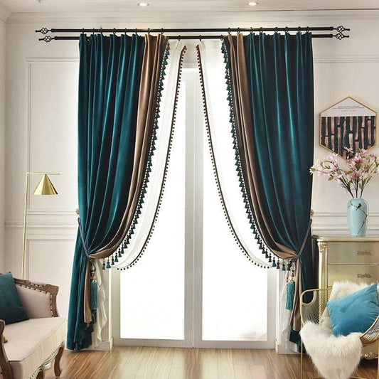 Rideaux élégants de couleur bleue et beige avec pompons décoratifs, parfaits pour ajouter une touche de sophistication à votre salon ou chambre. Solution idéale pour une décoration intérieure moderne et chic. Installation facile grâce à une tringle pratique, ces rideaux offrent une combinaison parfaite de style et fonctionnalité pour habiller vos fenêtres. Idéals pour créer une ambiance chaleureuse et accueillante dans votre maison.