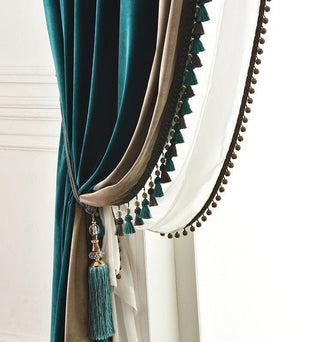 Rideaux élégants ornés de pompons et de glands, combinaison de couleurs bleu canard et beige créant une atmosphère sophistiquée. Accessoire idéal pour sublimer la décoration intérieure d’un salon ou d’une chambre, apportant une touche de raffinement et d'élégance.