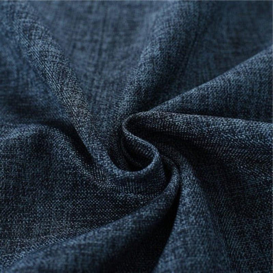 Image d'un rideau en tissu bleu foncé, présentant une texture en tissu tissé de haute qualité. Ce rideau moderne et élégant est idéal pour les salons, les chambres ou les bureaux, offrant à la fois intimité et isolation thermique. Parfait pour ajouter une touche contemporaine à votre décoration intérieure.