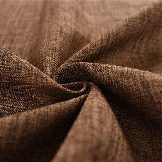 Texte alternatif SEO : "Gros plan sur un tissu de rideau en lin marron, texture élégante et résistante, idéal pour ajouter une touche chaleureuse et naturelle à votre décoration intérieure. Rideaux en lin disponibles en différentes tailles pour s'adapter à toutes les fenêtres."