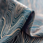 Image d'un tissu élégant avec des motifs ondulés bleu marine et beige, idéal pour la décoration intérieure et la création de vêtements modernes. Design unique et esthétique qui apporte une touche artistique et sophistiquée à tout projet de couture ou d'aménagement. Parfait pour les amateurs de style contemporain et raffiné.