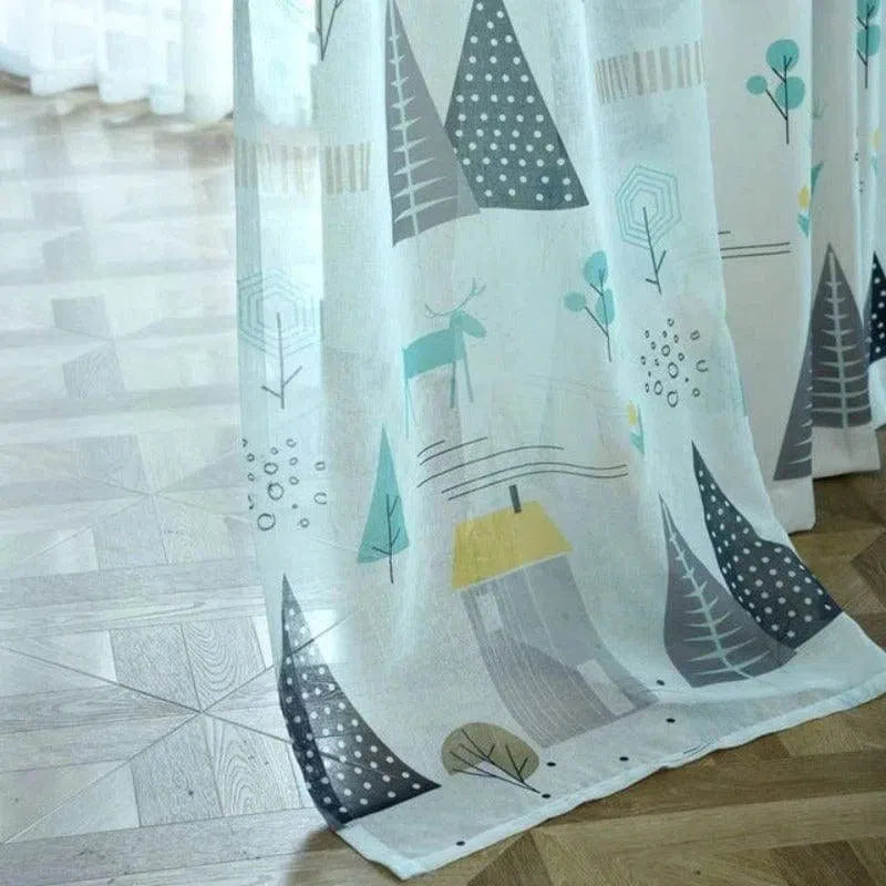 Rideau décoratif pour chambre d'enfant avec motifs forestiers ludiques incluant des arbres stylisés et des animaux, idéal pour apporter une touche de nature et de fantaisie à la décoration intérieure. Accessoire parfait pour créer une ambiance apaisante et ludique dans une chambre à coucher ou une salle de jeux.