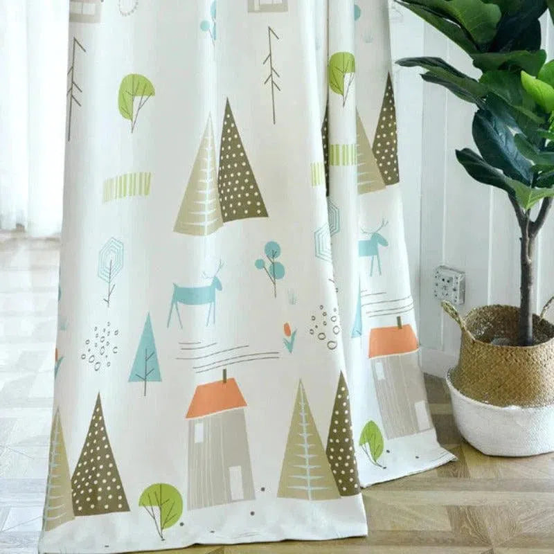 Rideau décoratif avec motifs de forêt, arbres et animaux, idéal pour apporter une touche naturelle et apaisante à votre intérieur. Ce rideau s'intègre parfaitement dans une chambre d'enfant ou un salon, offrant une ambiance douce et chaleureuse.