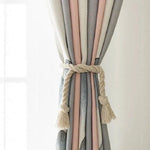 Rideau élégant avec motif multicolore, parfait pour ajouter une touche de sophistication à n'importe quelle pièce. Doté de nuances subtiles de gris, rose et beige, il complète harmonieusement divers styles de décoration intérieure. Accessoirisé d'une embrasse en corde torsadée, il offre à la fois modernité et fonctionnalité, permettant de contrôler facilement la lumière entrant dans votre espace. Idéal pour les salons, chambres ou bureaux.
