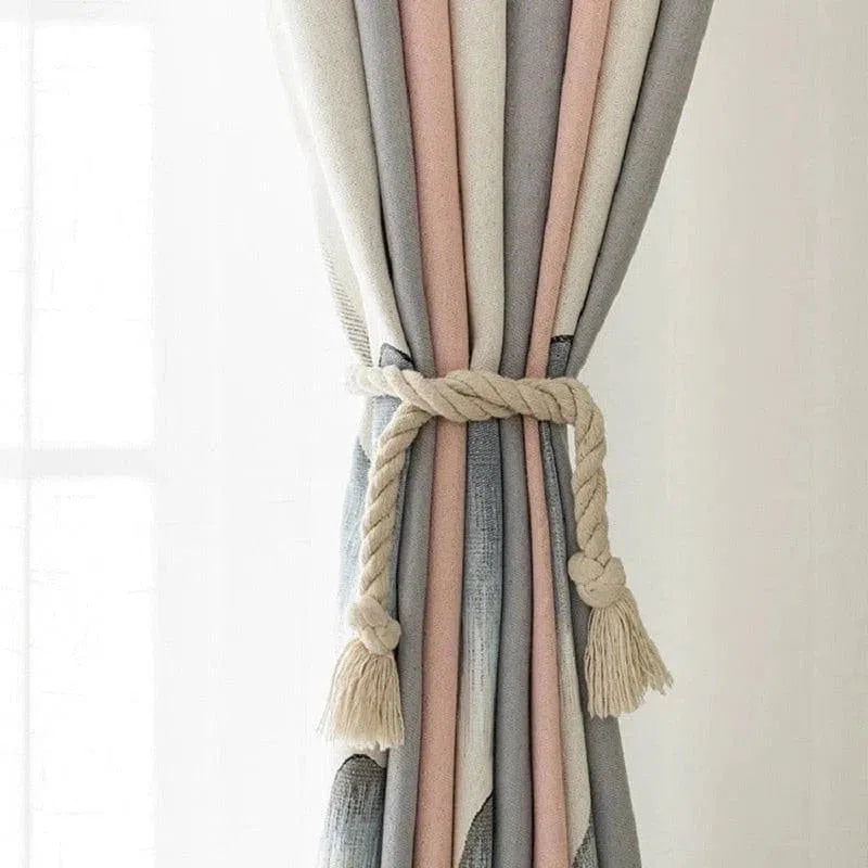 Rideau élégant avec motif multicolore, parfait pour ajouter une touche de sophistication à n'importe quelle pièce. Doté de nuances subtiles de gris, rose et beige, il complète harmonieusement divers styles de décoration intérieure. Accessoirisé d'une embrasse en corde torsadée, il offre à la fois modernité et fonctionnalité, permettant de contrôler facilement la lumière entrant dans votre espace. Idéal pour les salons, chambres ou bureaux.