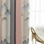 Rideau décoratif de style moderne avec un motif de montagne subtil, idéal pour apporter une touche artistique à votre salon ou chambre. Ce rideau arbore des couleurs élégantes et apaisantes, parfait pour compléter une décoration intérieure contemporaine. Accessoire indispensable pour créer une ambiance chaleureuse et sophistiquée dans votre espace de vie.