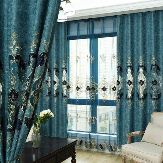 Rideaux élégants avec motifs floraux en surbrillance dans un salon moderne. Habillez vos fenêtres avec style grâce à ces rideaux aux nuances de bleu qui ajoutent une touche de sophistication à votre espace intérieur. Ils complètent parfaitement une décoration classique ou contemporaine, tout en apportant une ambiance chaleureuse et accueillante.