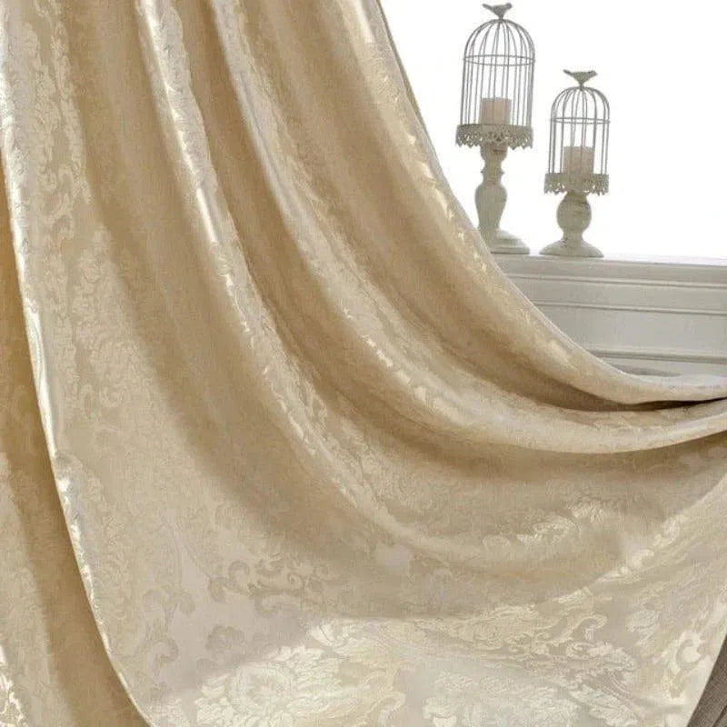 Rideau décoratif élégant beige avec motif floral, idéal pour ajouter une touche de sophistication à votre intérieur. Complément parfait pour le salon ou la chambre, ce rideau offre un design chic et intemporel qui s'intègre harmonieusement à toutes les décorations.
