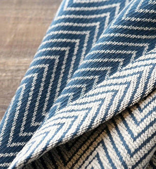 Rideau en tissu motif chevron bleu et blanc pour décoration intérieure moderne. Ce rideau texturé, en coton de haute qualité, offre une ambiance élégante et contemporaine à votre salon ou chambre à coucher. Accessoire idéal pour une maison tendance, facile à assortir avec divers styles de décoration.