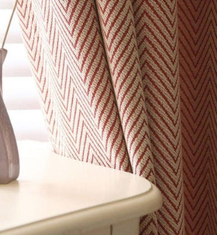 Rideau à motif chevron rouge et blanc, idéal pour une décoration d'intérieur moderne. Tissu épais offrant une excellente opacité et isolation thermique. Parfait pour le salon ou la chambre. Accessoire d'ameublement chic et élégant, ajoutant une touche contemporaine à votre espace.