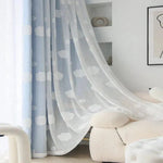 Rideau élégant à motifs nuageux dans un salon moderne et lumineux. Design chic idéal pour créer une atmosphère apaisante et contemporaine. Décoration intérieure raffinée, parfaite pour égayer tout type de pièce avec une touche de douceur et de rêverie. Combine harmonieusement fonctionnalité et esthétique pour un habitat accueillant et tendance.