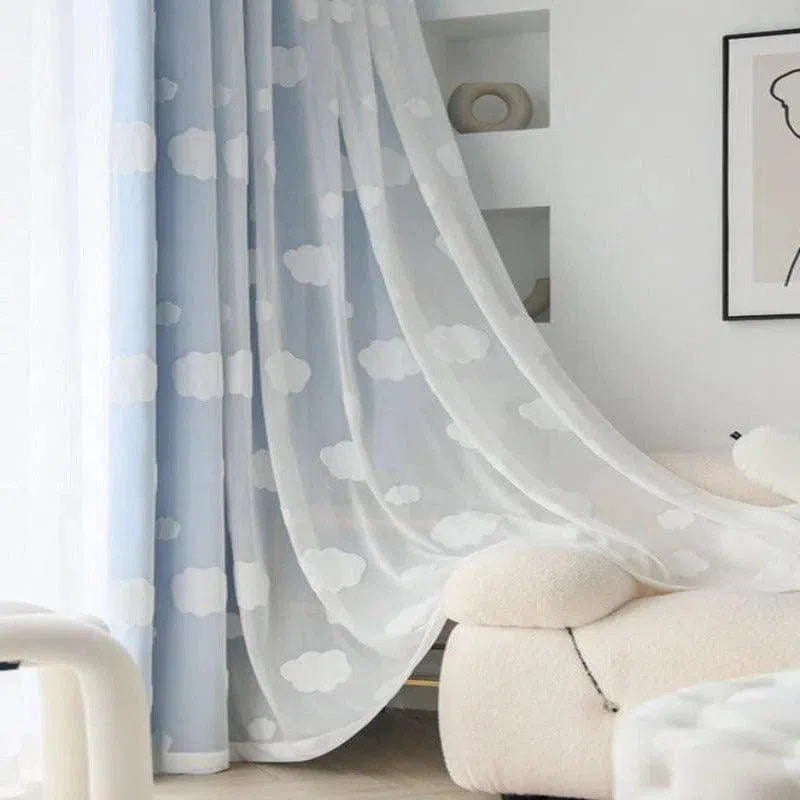 Rideau élégant à motifs nuageux dans un salon moderne et lumineux. Design chic idéal pour créer une atmosphère apaisante et contemporaine. Décoration intérieure raffinée, parfaite pour égayer tout type de pièce avec une touche de douceur et de rêverie. Combine harmonieusement fonctionnalité et esthétique pour un habitat accueillant et tendance.