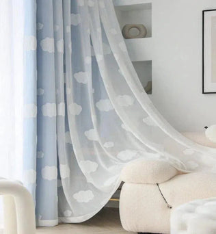 Rideau élégant à motifs nuageux dans un salon moderne et lumineux. Design chic idéal pour créer une atmosphère apaisante et contemporaine. Décoration intérieure raffinée, parfaite pour égayer tout type de pièce avec une touche de douceur et de rêverie. Combine harmonieusement fonctionnalité et esthétique pour un habitat accueillant et tendance.